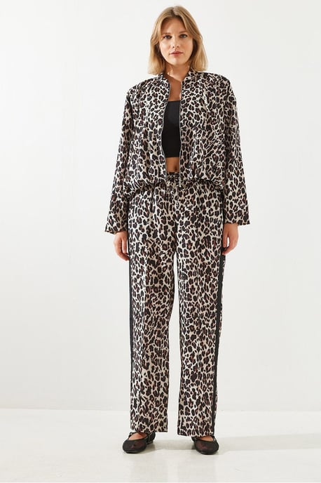 Högmidjade byxor med leopardtryck och vida ben - Image 6