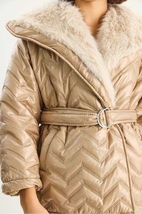 Hoodie med detaljer i fuskpäls - Image 5
