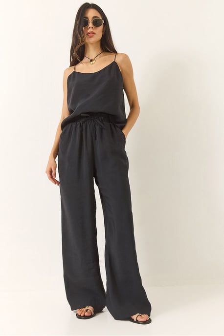 Mouwloze Camisole en Wijde Broeken Coördinatie Set - Image 1