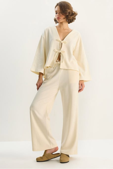 V-ringad stickad cardigan och byxset med vida ben - Image 1