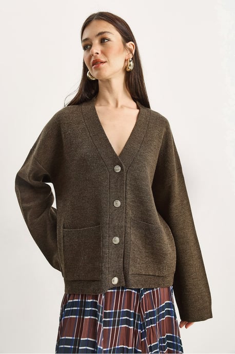 Thick Ribbed V-neck Cardigan with Button Closure - Image 5
