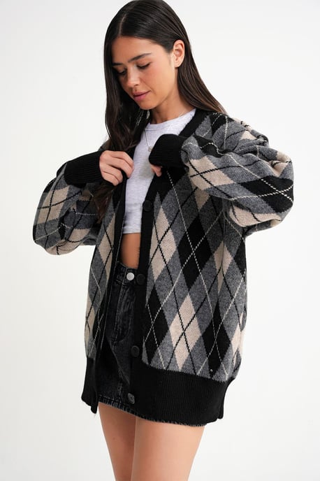 Oversize Argyle V-Neck Buttoned Cardigan - Image 4