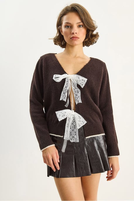 Stickad V-ringad cardigan med spetsknutning - Image 2