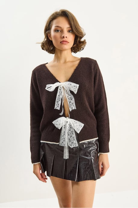 Stickad V-ringad cardigan med spetsknutning - Image 3