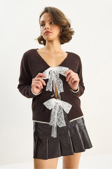 Stickad V-ringad cardigan med spetsknutning - Image 4