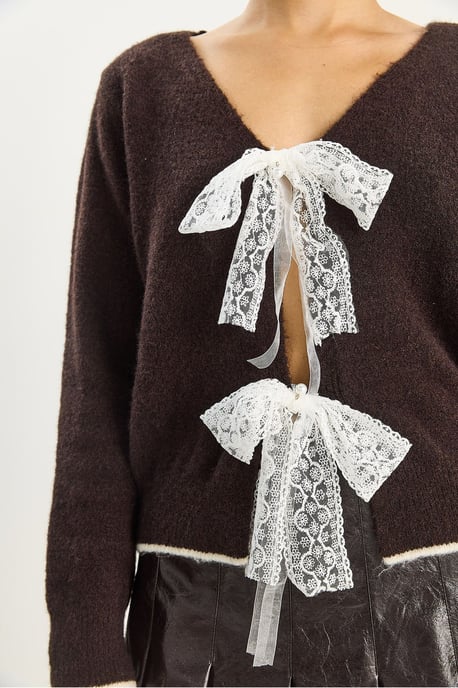 Stickad V-ringad cardigan med spetsknutning - Image 5