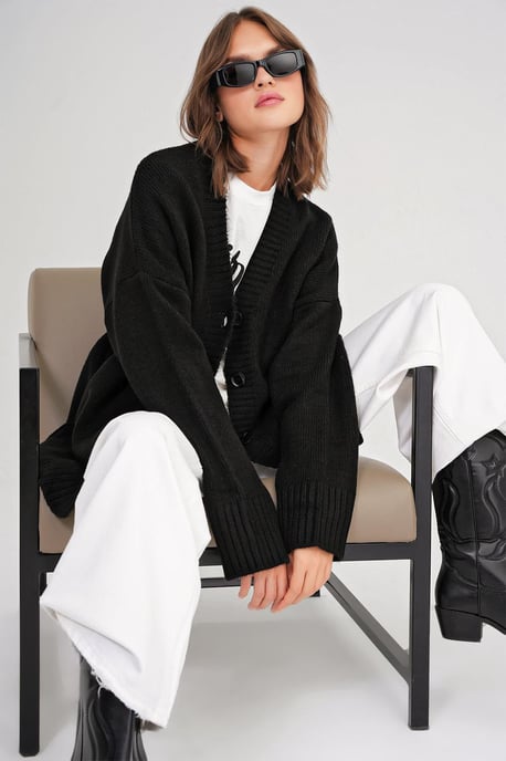 Buttoned V-Neck Ribbed Knit Cardigan - Image 3