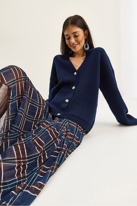 Thick Ribbed V-neck Cardigan with Button Closure - Image 3