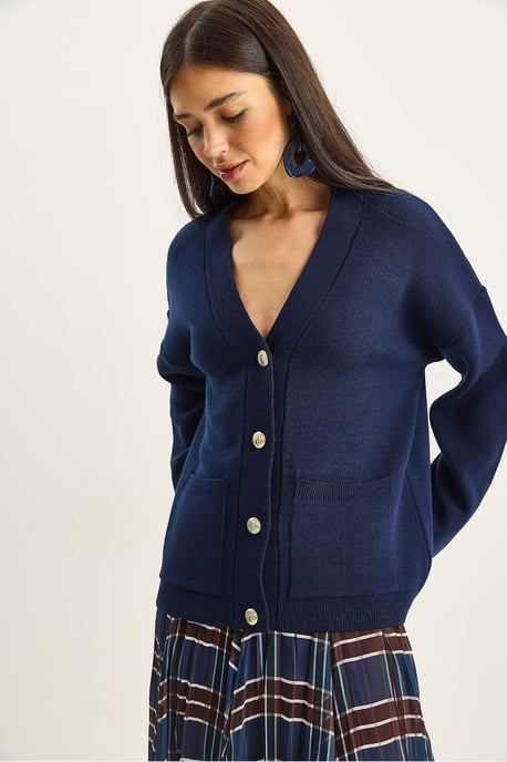 Thick Ribbed V-neck Cardigan with Button Closure - Image 6
