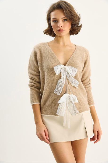 Knit V-ringad Kofta med Spetsslutning - Image 2