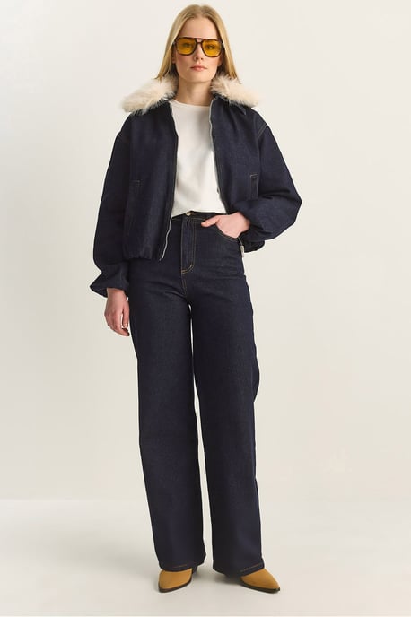 Korthårig jeansjacka med faux fur-detalj - Image 2