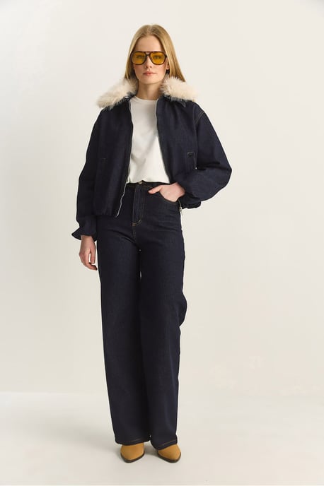 Korthårig jeansjacka med faux fur-detalj - Image 3