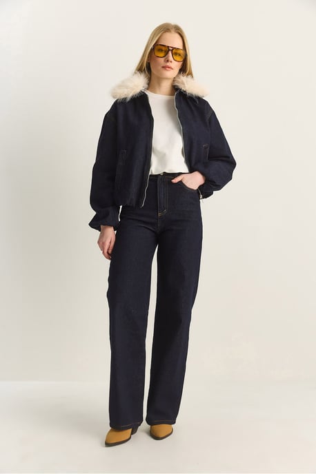 Korthårig jeansjacka med faux fur-detalj - Image 4