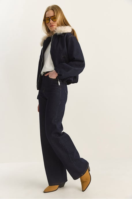 Korthårig jeansjacka med faux fur-detalj - Image 5