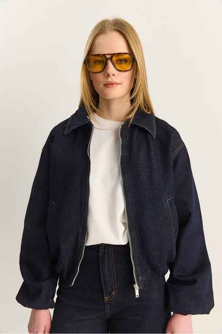 Korthårig jeansjacka med faux fur-detalj - Image 6