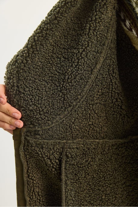 Kappa med detaljer i konstpäls och knappar - Image 6