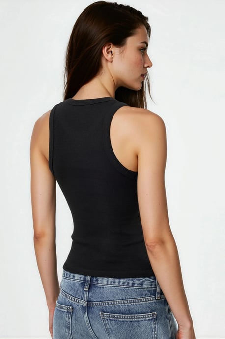 Helfodrad ärmlös U-halsad linne med detaljerad accessoar - Image 3