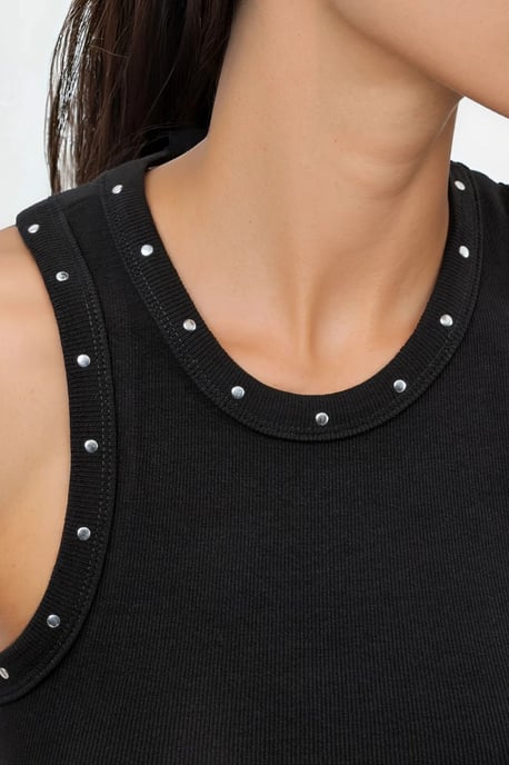 Helfodrad ärmlös U-halsad linne med detaljerad accessoar - Image 5