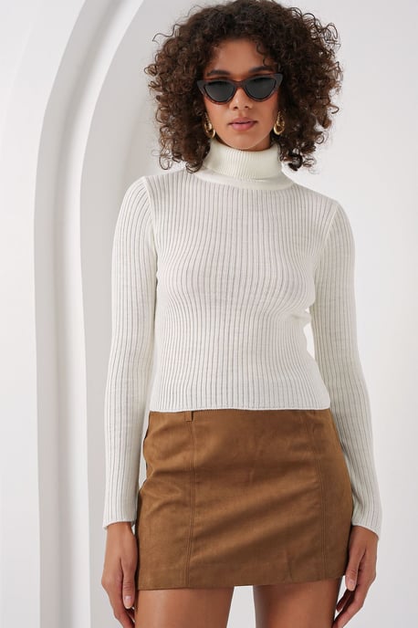 Textured Knit Turtleneck Crop Sweater - Image 3