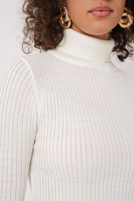 Textured Knit Turtleneck Crop Sweater - Image 4