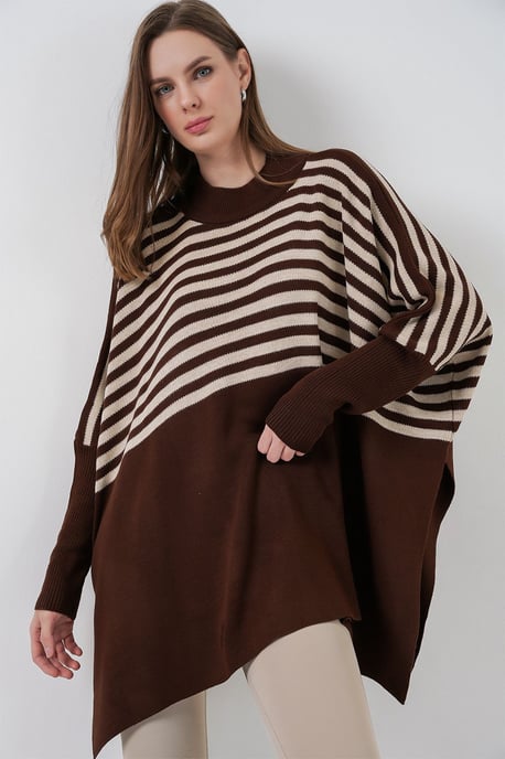 Slit Detailed Half Turtleneck Loose Sweater - Image 4
