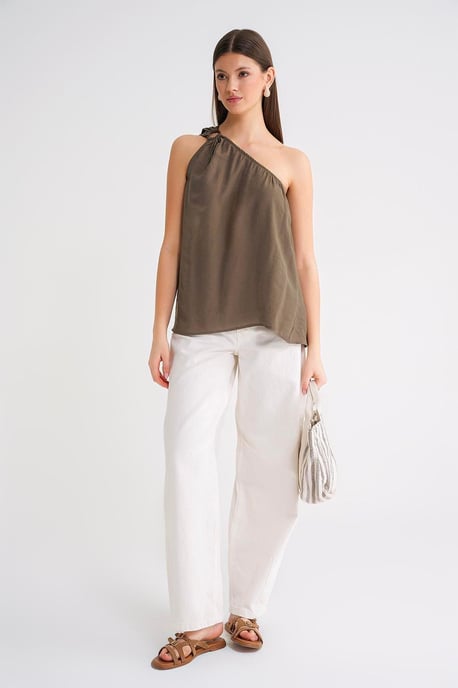 Asymmetrisk krageaccessoar med detaljerad topp - Image 2