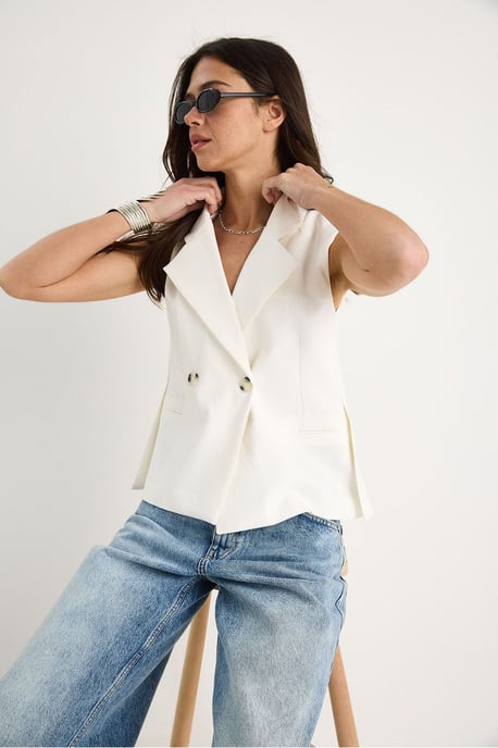 Fitted Shawl Collar Waistcoat with Button Closure - Image 4