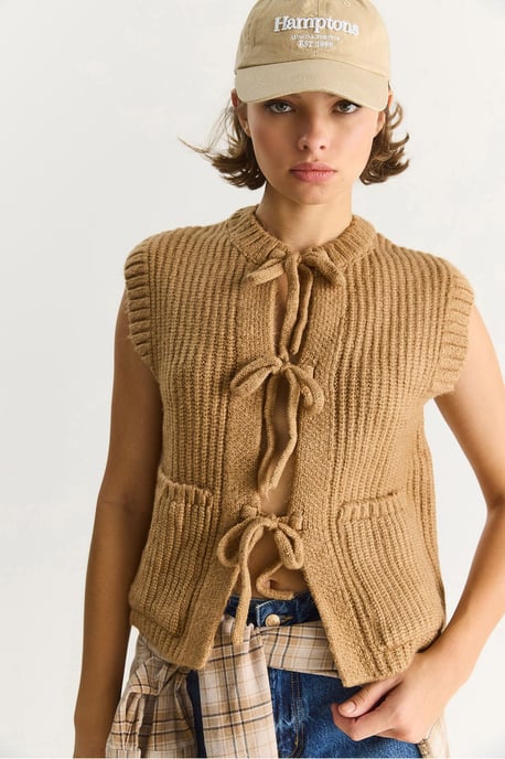 Texturerad stickad väst med knytning - Image 2