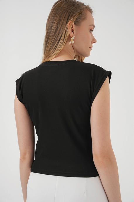 Broderad kort blus med rundad hals - Image 6