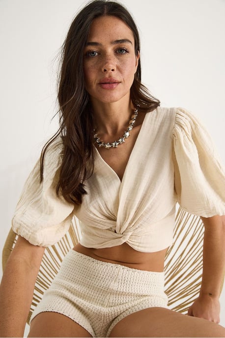 Textured V-Neck Fitted Crop Blouse with Knitwear Detail - Image 4
