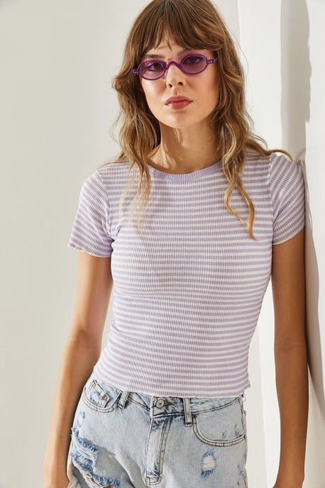 Randig kortärmad t-shirt med rund halsringning - Image 2