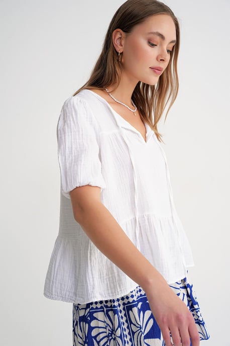 Getextureerde Musselin Crew Neck Blouse met Binding Detail - Image 4