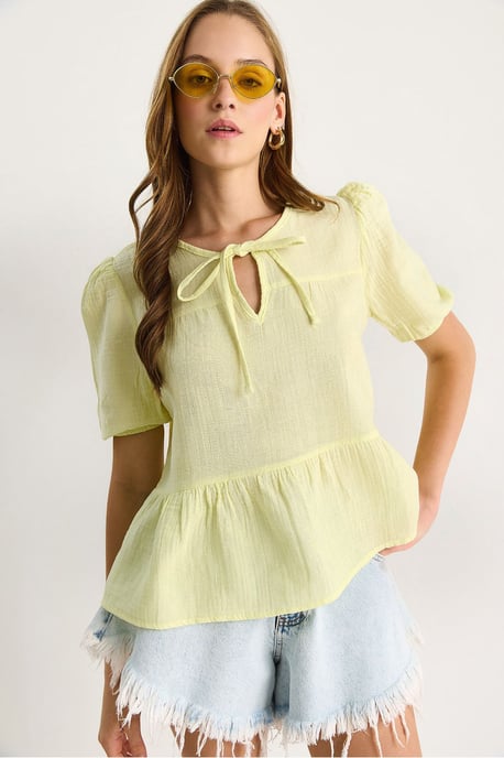 Blus med rund hals och detaljsnöre - Image 2