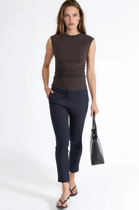 Mouwloze Drapé Blouse met Ronde Hals - Image 4