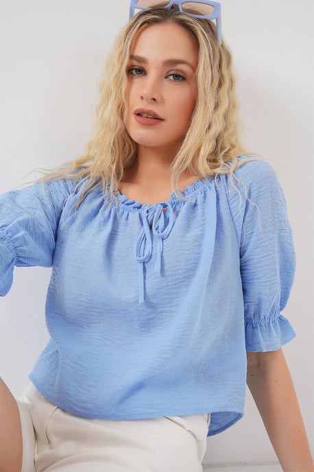 Gestructureerde Bootneck Crop Blouse met Pompom Detail - Image 4