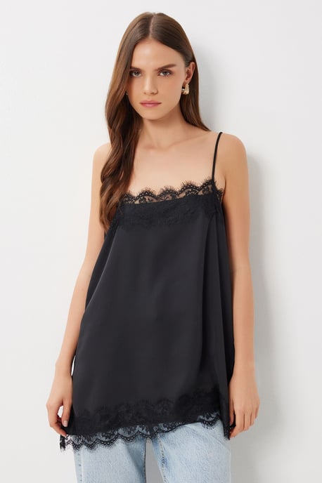 Blus i satin med spetsdetaljer - Image 2