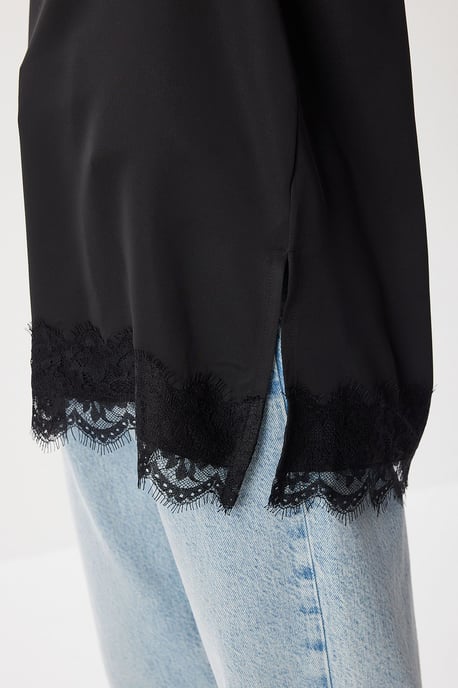 Blus i satin med spetsdetaljer - Image 4
