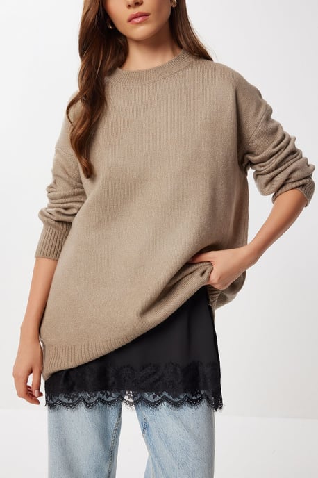 Blus i satin med spetsdetaljer - Image 6