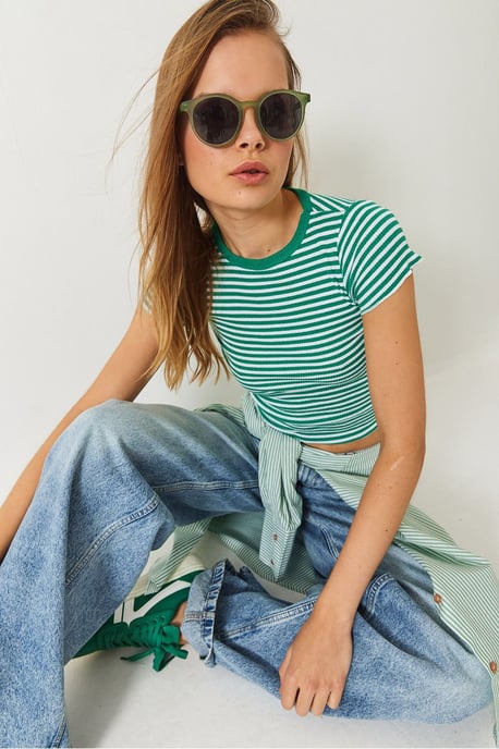 Randig ribbad crop top med rund hals - Image 2