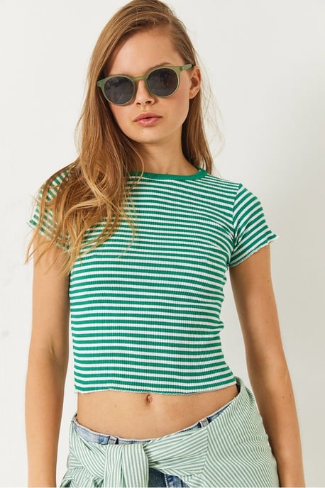 Randig ribbad crop top med rund hals - Image 4