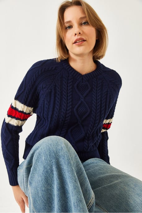 Patterned V-Neck Fitted Knit Sweater - Image 2