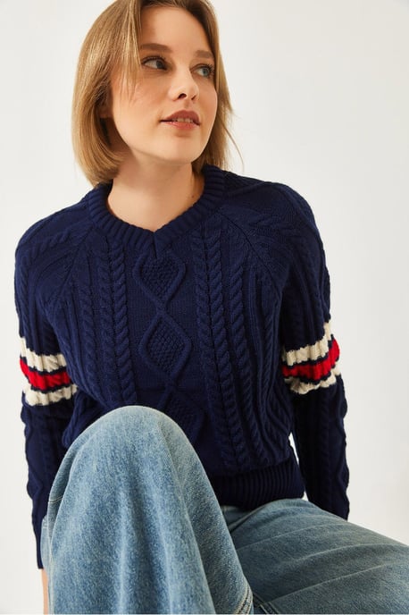Patterned V-Neck Fitted Knit Sweater - Image 3