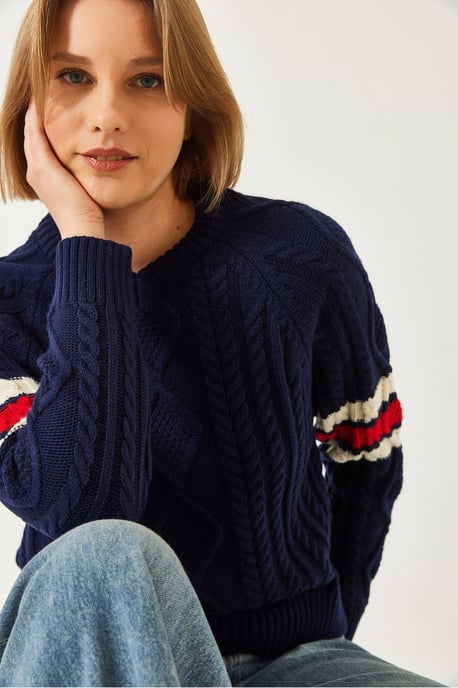 Patterned V-Neck Fitted Knit Sweater - Image 4
