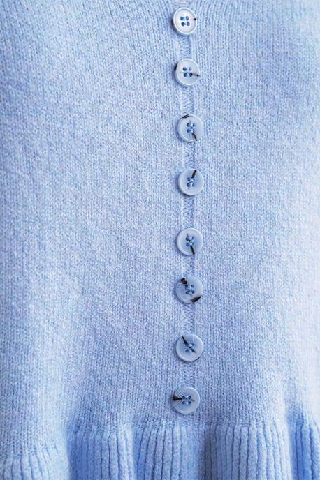 Lichte V-hals gebreide top met knoopdetail - Image 5