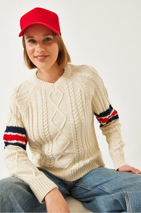 Patterned V-Neck Fitted Knit Sweater - Image 2
