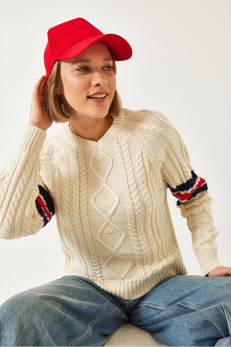 Patterned V-Neck Fitted Knit Sweater - Image 3