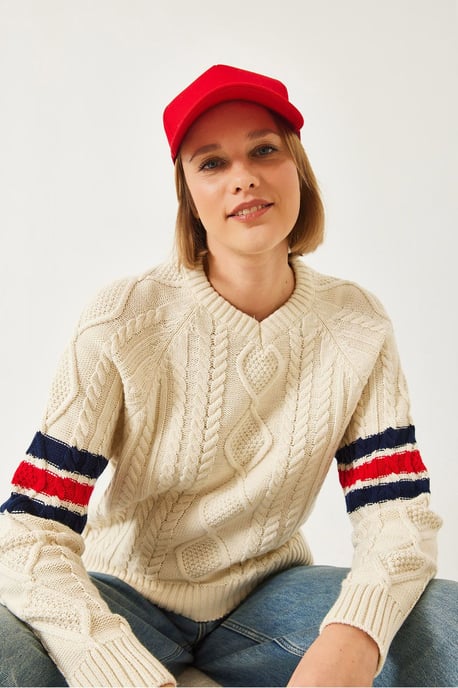 Patterned V-Neck Fitted Knit Sweater - Image 4