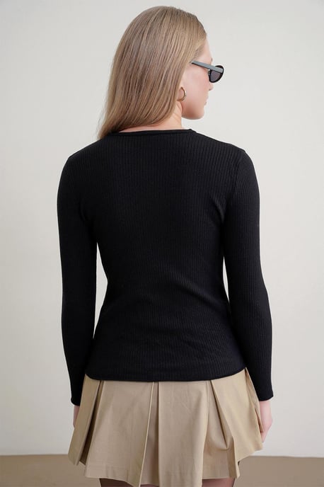 Knappdetaljerad Crew Neck Tröja - Image 6