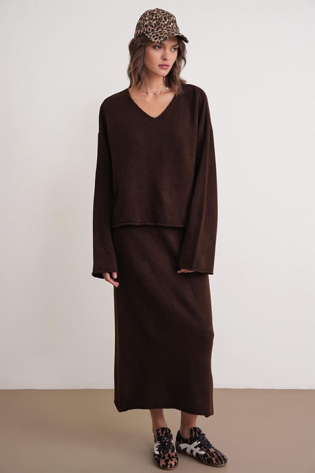 V-neck Knitwear Sweater & Skirt Co-ord Set - Image 1