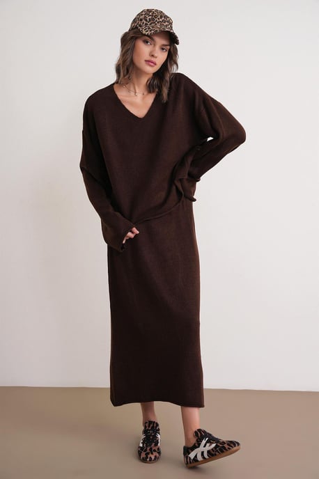 V-neck Knitwear Sweater & Skirt Co-ord Set - Image 2